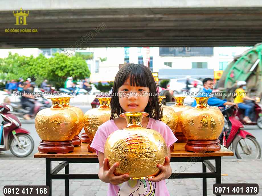 H&igrave;nh ảnh thuyền buồm đang lướt đi tr&ecirc;n biển được g&ograve; chạm sinh động